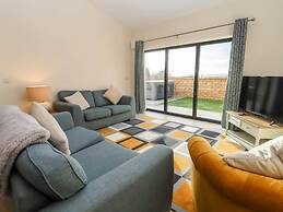 Barn in Cotswolds With Hot Tub & Scenic Views