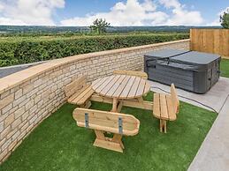 Barn in Cotswolds With Hot Tub & Scenic Views