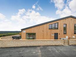 Barn in Cotswolds With Hot Tub & Scenic Views