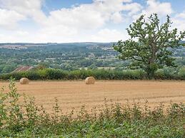 Barn in Cotswolds With Hot Tub & Scenic Views