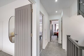 Newly Converted 3 Bed Apt. in Hounslow