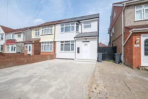 Newly Converted 3 Bed Apt. in Hounslow