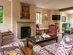 Cottage in Kingham With Private Pool