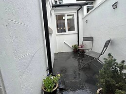 Charming 3-bed Cottage - Private Garden & Parking