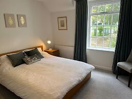 Charming 3-bed Cottage - Private Garden & Parking