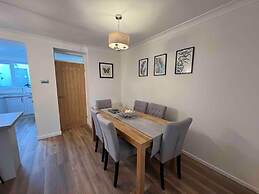 Charming 3-bed Cottage - Private Garden & Parking