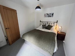 Charming 3-bed Cottage - Private Garden & Parking