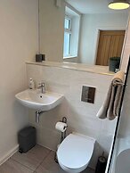 Charming 3-bed Cottage - Private Garden & Parking