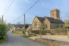 Spacious Cottage in North Cheriton, No Deposit