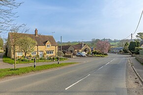 Spacious Cottage in North Cheriton, No Deposit