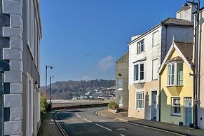 Apartment in Beaumaris Near the Coastline