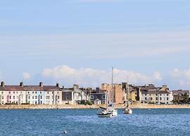 Apartment in Beaumaris Near the Coastline