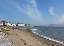 Apartment in Beaumaris Near the Coastline