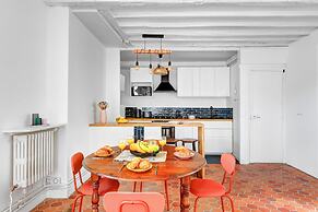Bright 1BR Bastille Getaway - 4 Guests