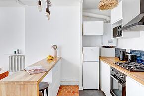 Bright 1BR Bastille Getaway - 4 Guests