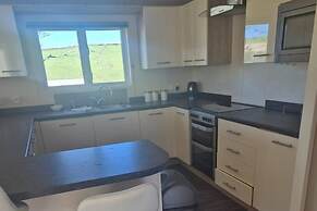 2 Bed Caravan - Sleeps 6 - Pets - Pool - Parking