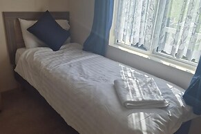 2 Bed Caravan - Sleeps 6 - Pets - Pool - Parking