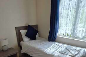 2 Bed Caravan - Sleeps 6 - Pets - Pool - Parking