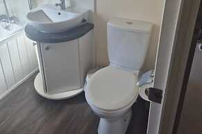 2 Bed Caravan - Sleeps 6 - Pets - Pool - Parking