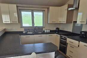 2 Bed Caravan - Sleeps 6 - Pets - Pool - Parking