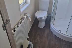 2 Bed Caravan - Sleeps 6 - Pets - Pool - Parking