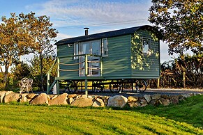 Tranquil Shepherds Hut With Stunning Views, No Deposit