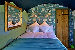 Tranquil Shepherds Hut With Stunning Views, No Deposit