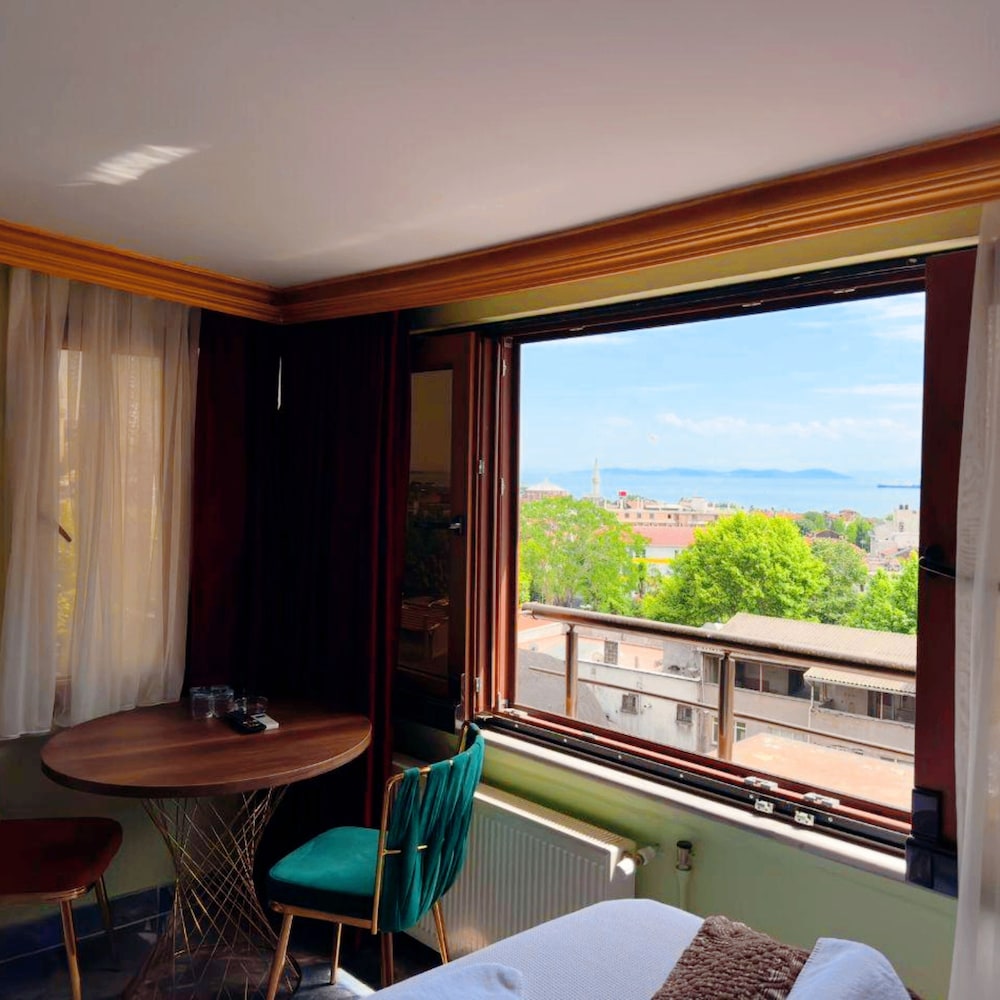 GUR ROYAL HOTEL