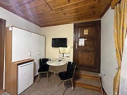 GUR ROYAL HOTEL