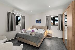Villa Cuarenta Y Tres at Mambo Beach