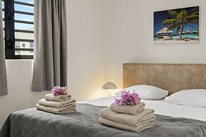 Villa Cuarenta Y Tres at Mambo Beach