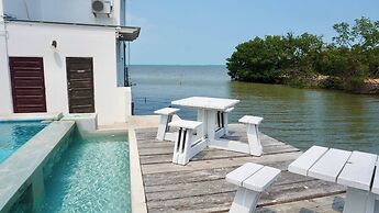 Poolside Seaview Studio With Infinity Pool & Overwater Deck Near Airpo