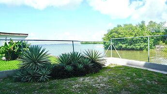 Poolside Seaview Studio With Infinity Pool & Overwater Deck Near Airpo