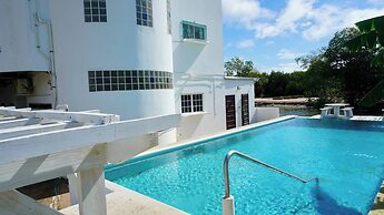 Poolside Seaview Studio With Infinity Pool & Overwater Deck Near Airpo