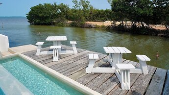 Poolside Seaview Studio With Infinity Pool & Overwater Deck Near Airpo