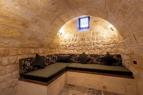 Lagoon Cave Suites