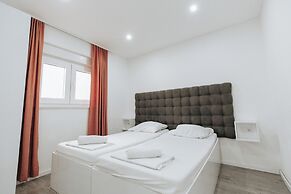 Aurelia Pool Apartments