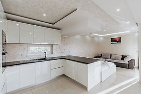 Aurelia Pool Apartments