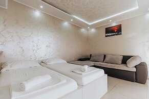 Aurelia Pool Apartments