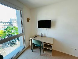 We Live In R - Suite 402