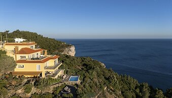 Coastline Arrabida Villa by Cadenzalux