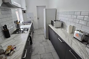 4 Bed-sleeps 9-private Garden-free Parking