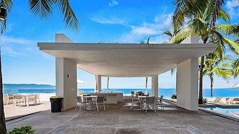 Gorgeous 1BR with Pools & Sea Views