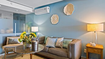 Gorgeous 1BR with Pools & Sea Views