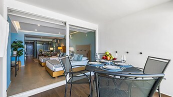 Gorgeous 1BR with Pools & Sea Views