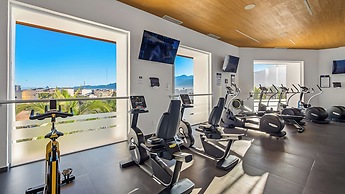 Gorgeous 1BR with Pools & Sea Views