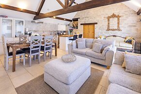The Dovecote, Rowden Manor- Sleeps 6 & Parking