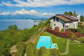 Aquavista Pool and Lake View