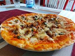 Siaya White Hotel