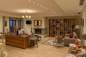 Arktos Hotel Deluxe Suite With Lake View